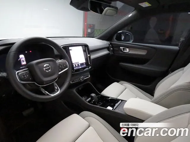 Volvo EX40 — Фото автомобиля 11