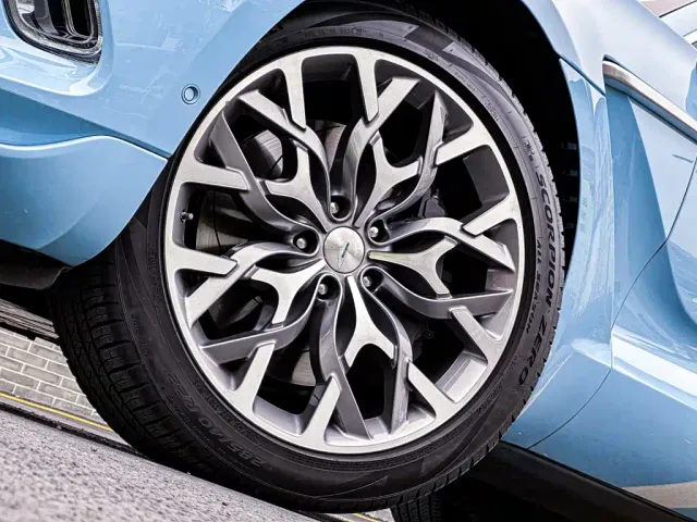 Aston Martin DBX — Фото автомобиля 9