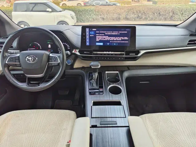 Toyota Sienna — Фото автомобиля 12