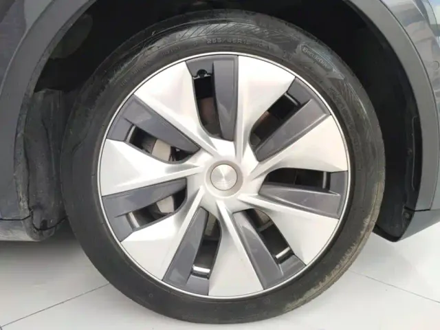 Tesla Model Y — Фото автомобиля 6