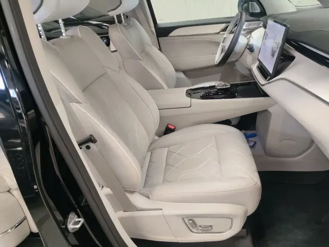 Volvo EM90 — Фото автомобиля 12