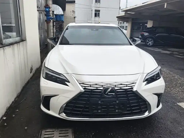 Lexus ES — Фото автомобиля 2