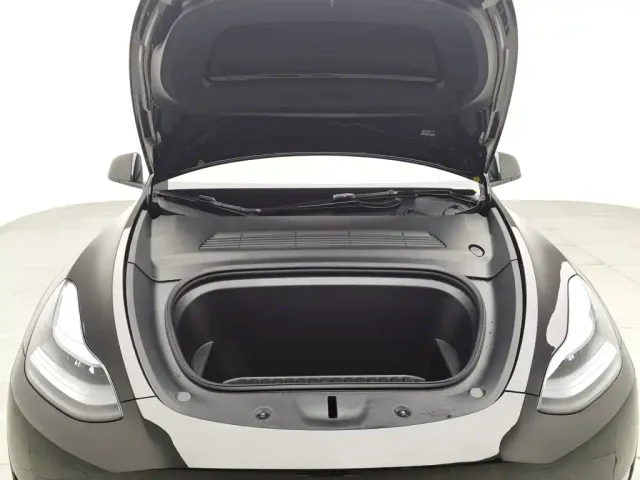 Tesla Model Y — Фото автомобиля 6