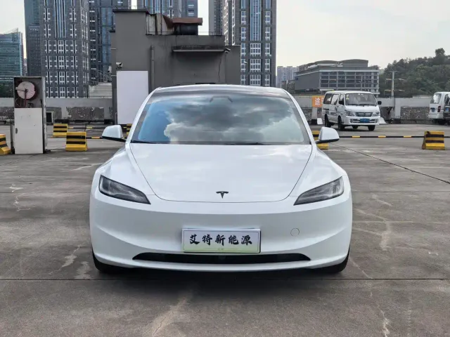 Tesla Model 3 — Фото автомобиля 2