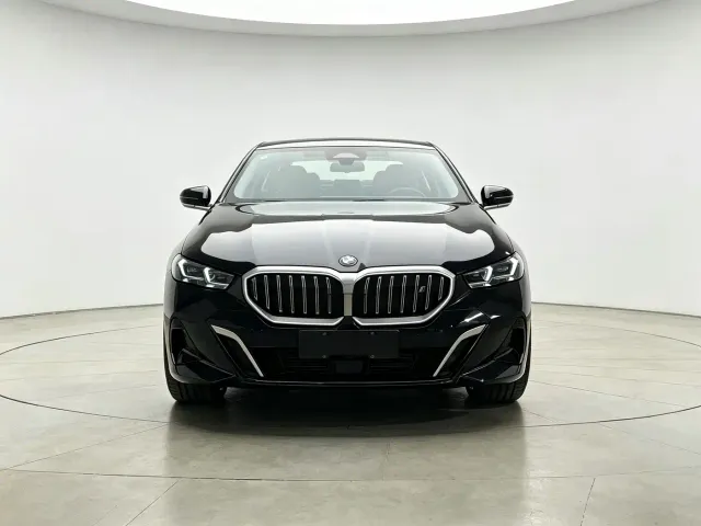 BMW i5 — Фото автомобиля 3