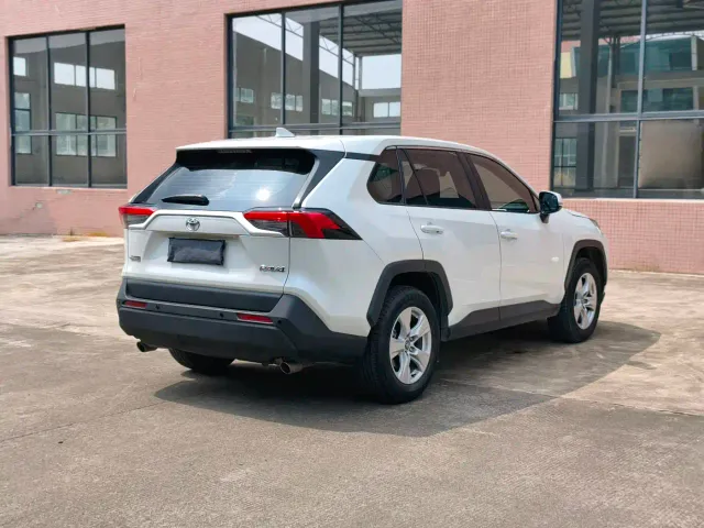 Toyota RAV4 — Фото автомобиля 8