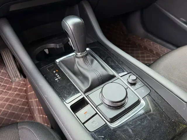 Mazda Axela — Фото автомобиля 9