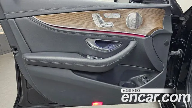 Mercedes-Benz E-Class — Фото автомобиля 22