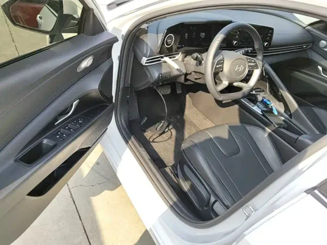 Hyundai Elantra — Фото автомобиля 15