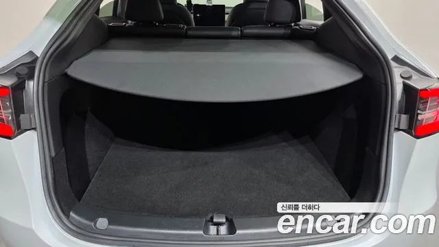 Tesla Model Y — Фото автомобиля 18