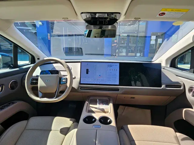 Li Auto i8 — Фото автомобиля 10