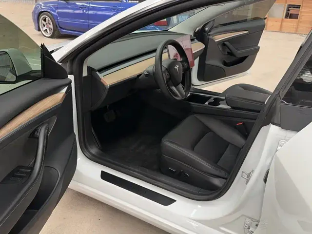 Tesla Model 3 — Фото автомобиля 15
