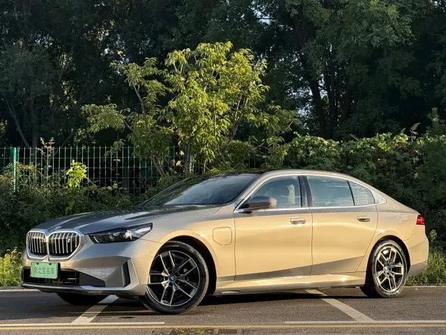 BMW i5 — Фото автомобиля 2
