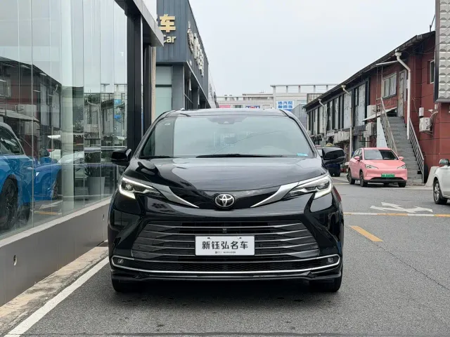 Toyota Sienna — Фото автомобиля 2