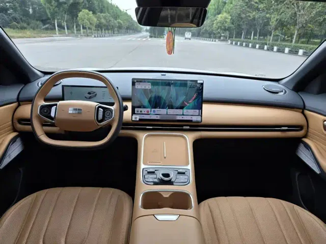 Geely Galaxy Starship 7 EM-i — Фото автомобиля 9