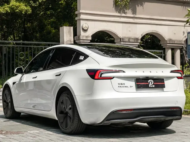 Tesla Model 3 — Фото автомобиля 4