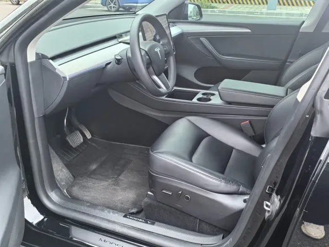 Tesla Model Y — Фото автомобиля 11