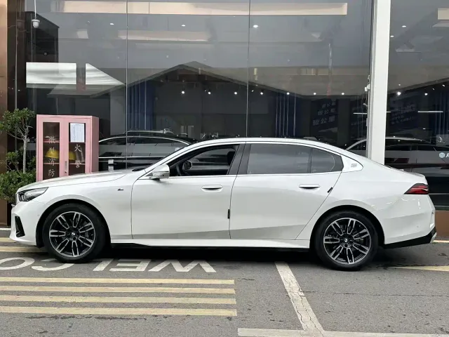 BMW 5 Series — Фото автомобиля 4