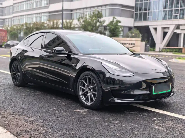 Tesla Model 3 — Фото автомобиля 3