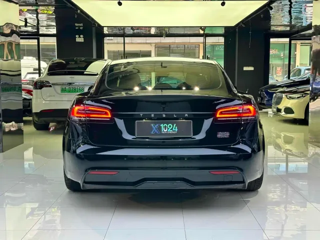Tesla Model S — Фото автомобиля 15