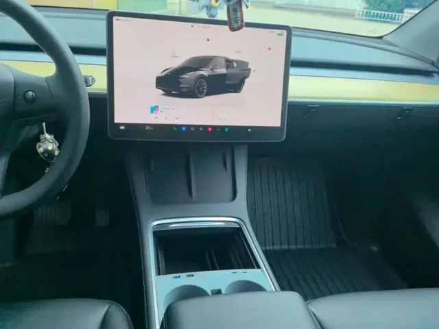 Tesla Model Y — Фото автомобиля 12