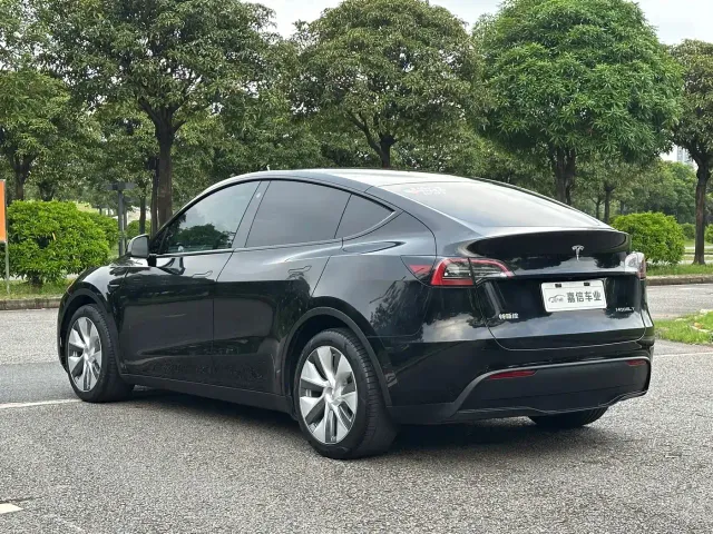 Tesla Model Y — Фото автомобиля 5
