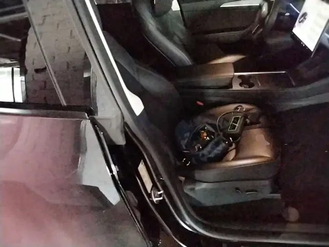 Tesla Model Y — Фото автомобиля 3