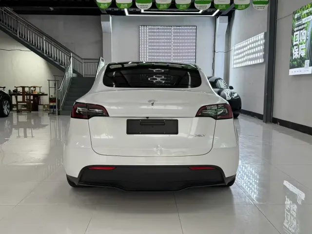 Tesla Model Y — Фото автомобиля 8