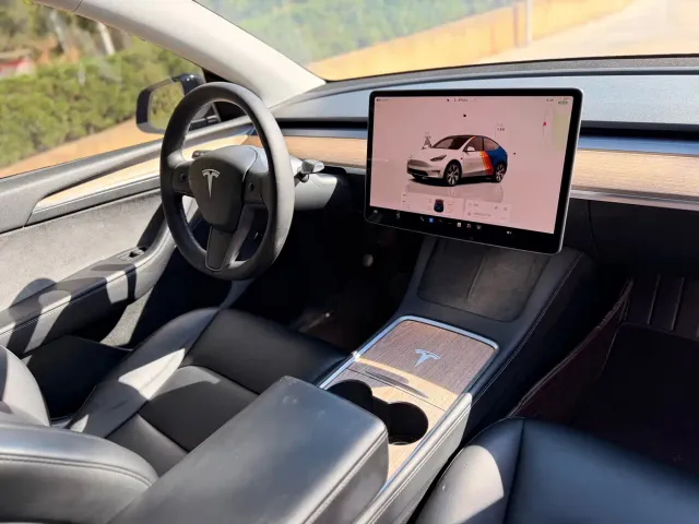 Tesla Model Y — Фото автомобиля 12
