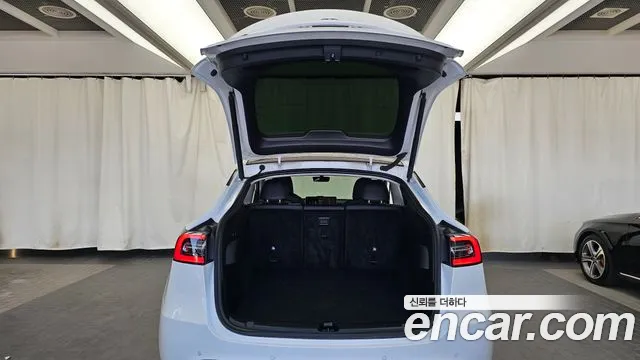Tesla Model Y — Фото автомобиля 19