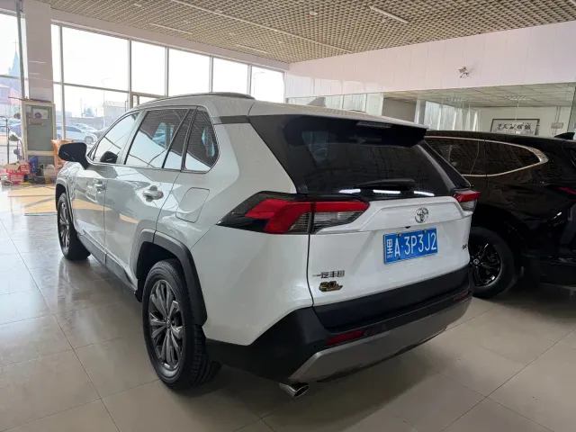 Toyota RAV4 — Фото автомобиля 10