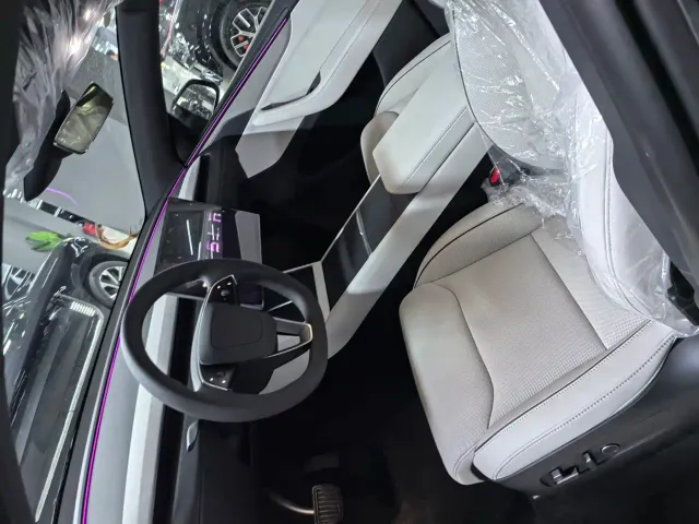 Tesla Model Y L — Фото автомобиля 6