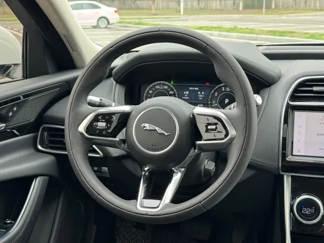 Jaguar XEL — Фото автомобиля 9