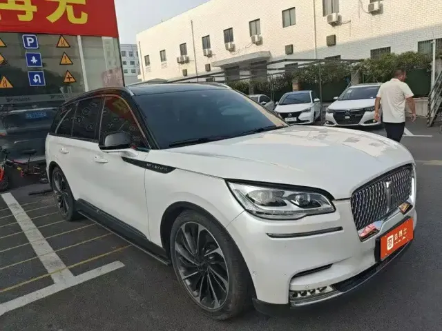 Фотография автомобиля — Lincoln Aviator