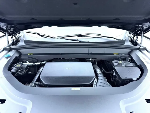 Li Auto L8 — Фото автомобиля 10