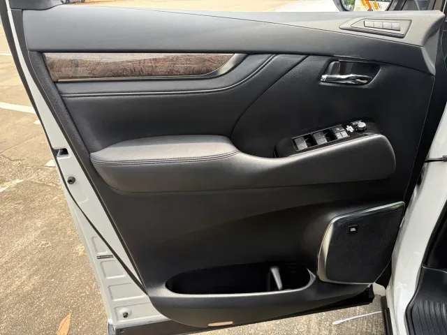 Toyota Alphard — Фото автомобиля 12