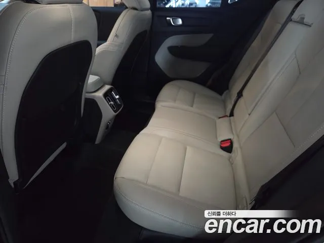 Volvo XC40 — Фото автомобиля 11