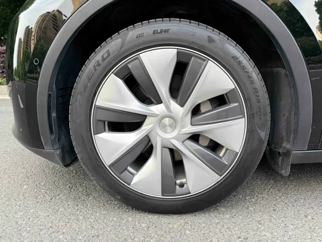 Tesla Model Y — Фото автомобиля 4