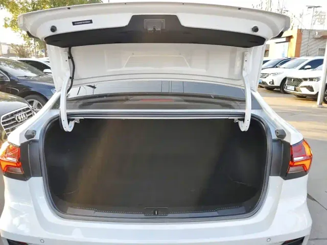 Roewe i5 — Фото автомобиля 18