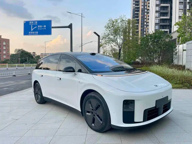 Li Auto i8 — Фото автомобиля 2