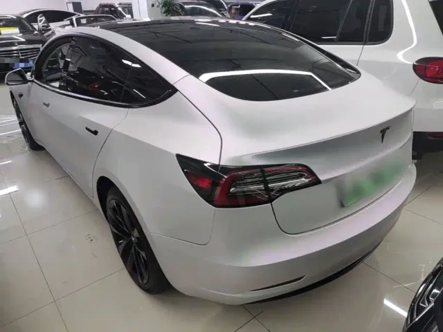 Tesla Model 3 — Фото автомобиля 4