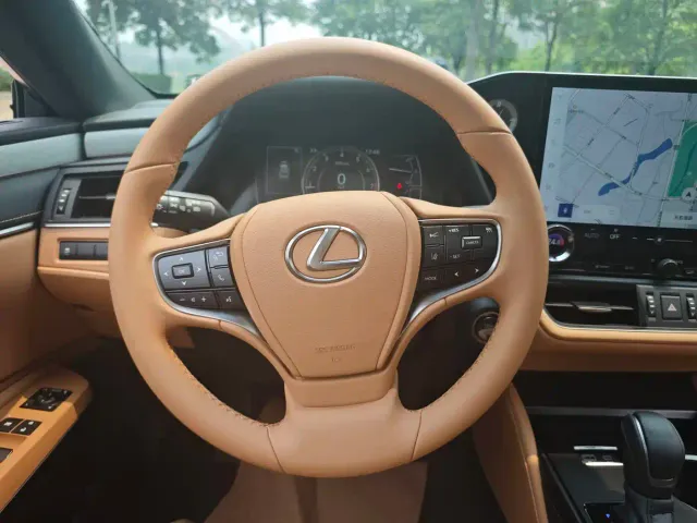 Lexus ES — Фото автомобиля 13