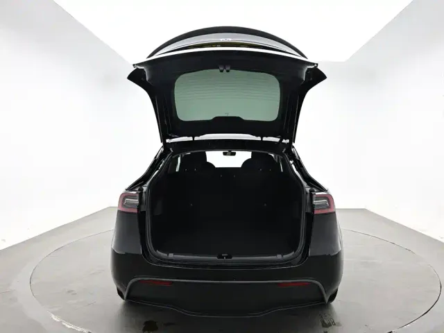 Tesla Model Y — Фото автомобиля 8