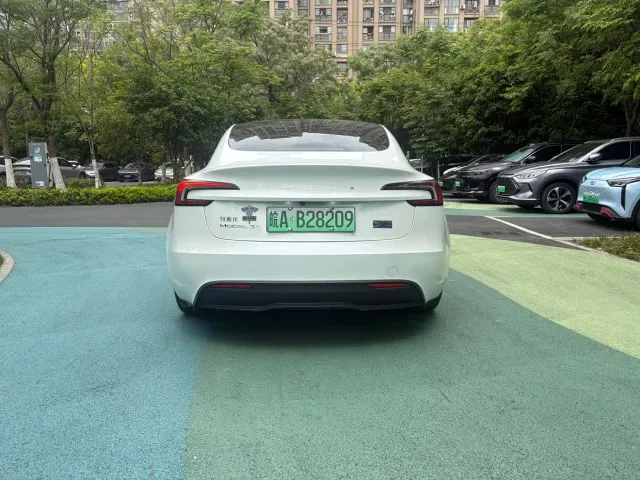 Tesla Model 3 — Фото автомобиля 11