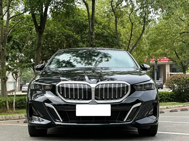 BMW BMW 5 Series 2025 530Li Premium M Sport Package — Фото автомобиля 2
