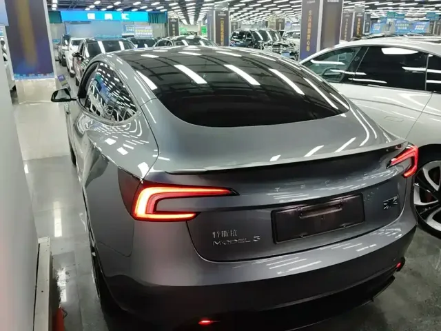 Tesla Model 3 — Фото автомобиля 4