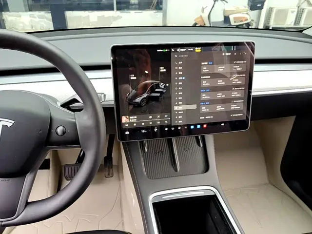Tesla Model Y — Фото автомобиля 12