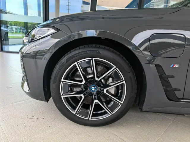 BMW i4 — Фото автомобиля 4