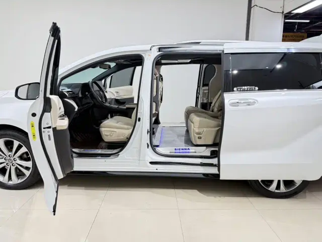 Toyota Sienna — Фото автомобиля 6