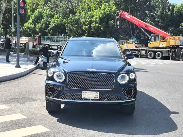 Bentley Bentayga — Фото автомобиля 2